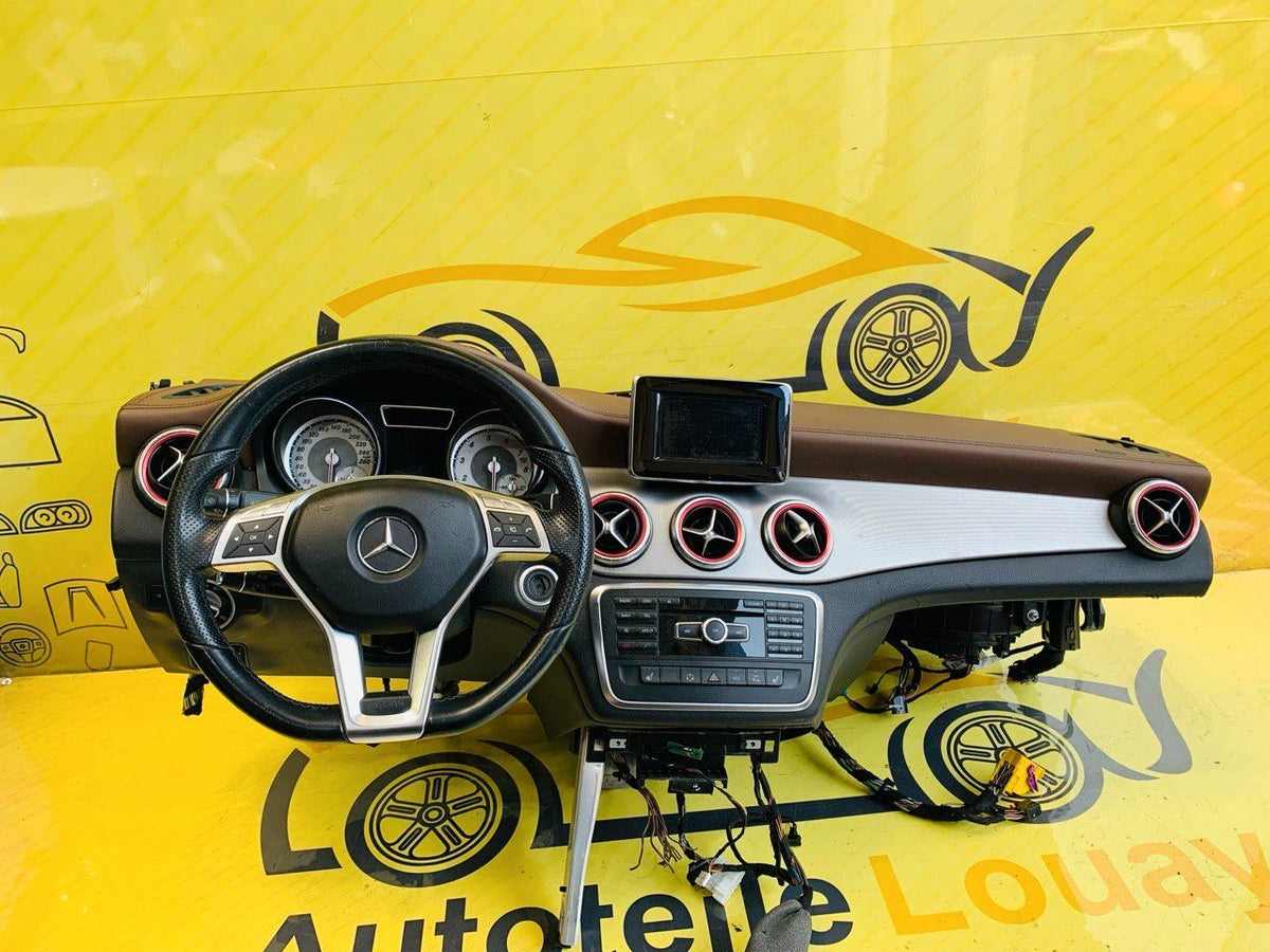 Mercedes Benz CLA W117 Armaturenbrett Lenkrad Innenausstattung